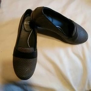 NWOT Dansko Oksana shoes gray